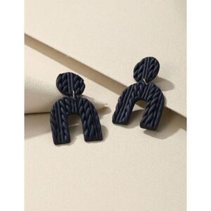 Blck Weaved U Drop Rainbow Earrings